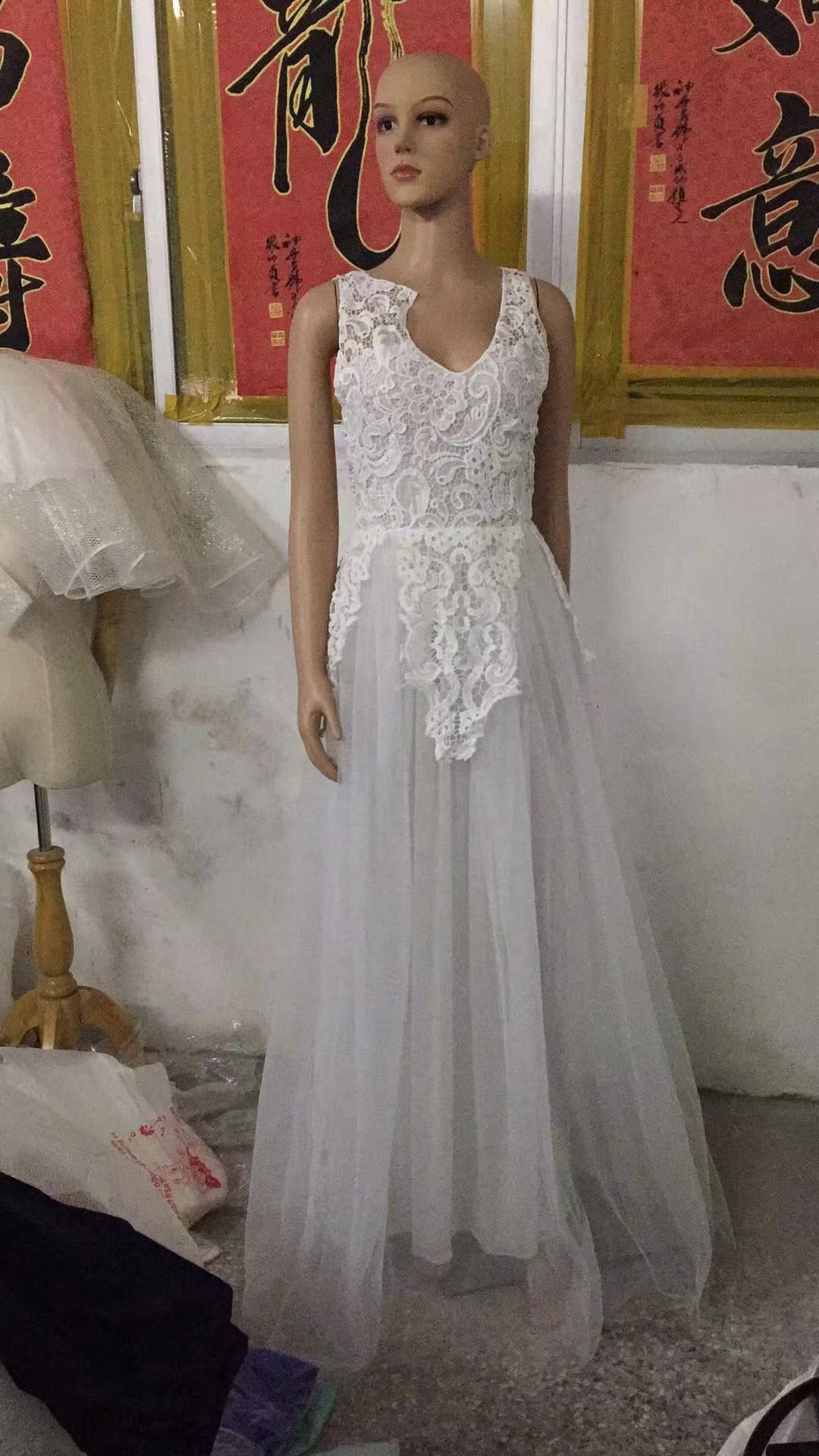 Women’s Sleevless Flowers Lace Dress